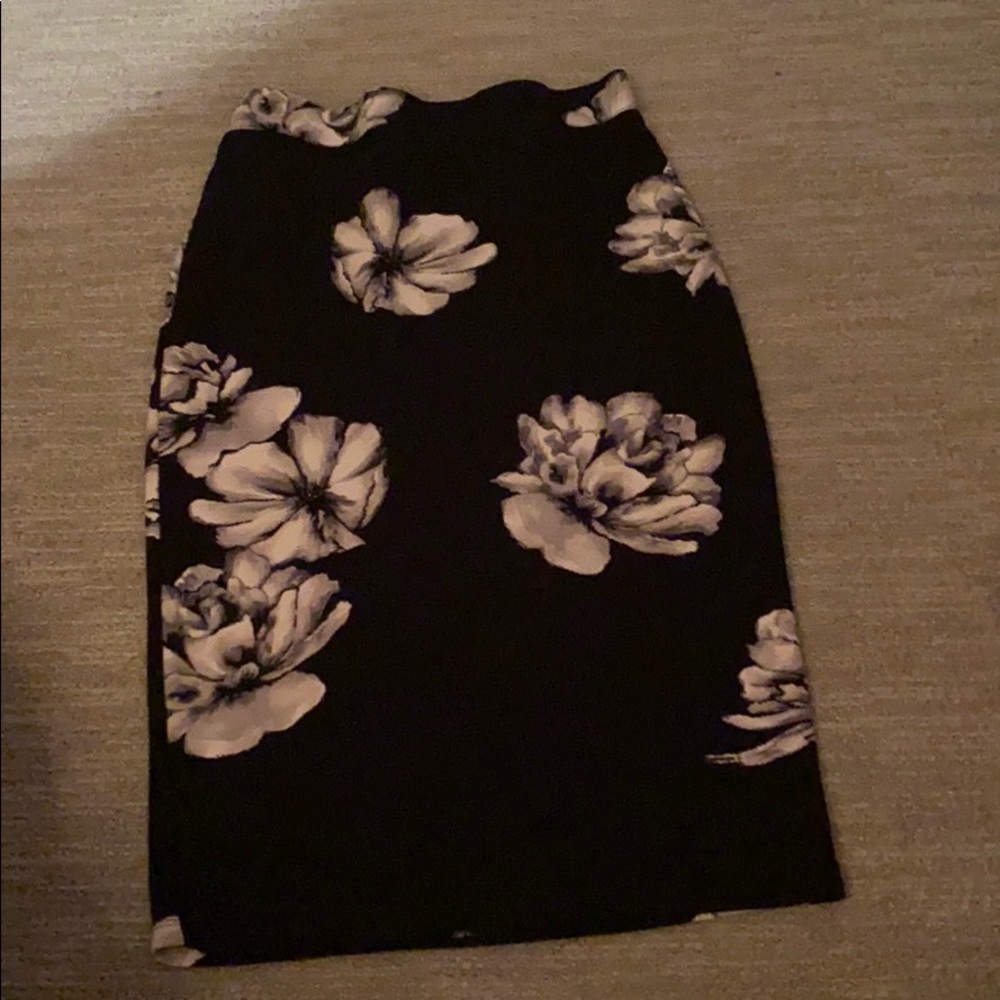 Stretchy black skirt